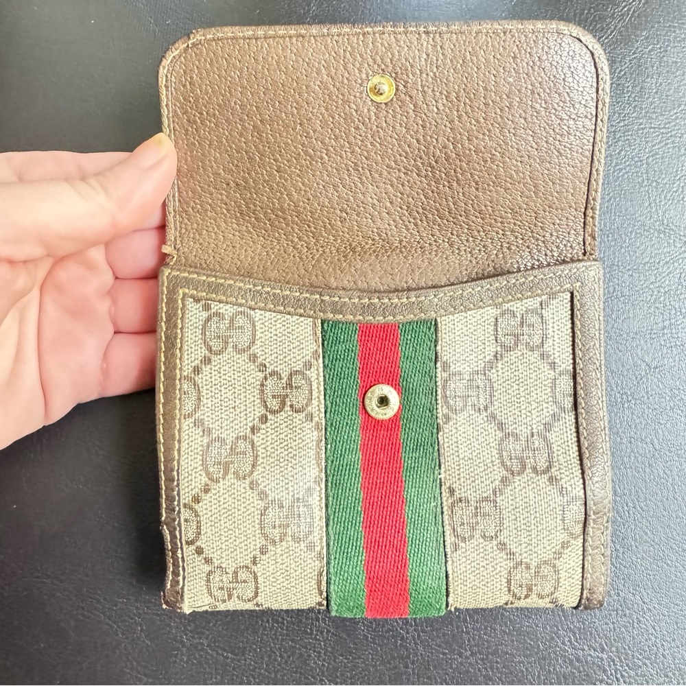 GUCCI
Beige and Brown Wallet with Red and Green Stripe-Pre-loved - Picture 5 of 13